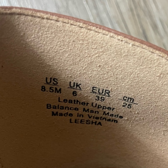 8.5M Naturalizer Tan Wedged Heel - Picture 4 of 4